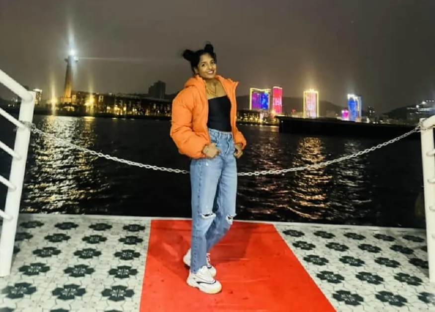 Ngắm nhìn thành phố Hạ Long lên đèn từ trên du thuyền Vdream Cruise