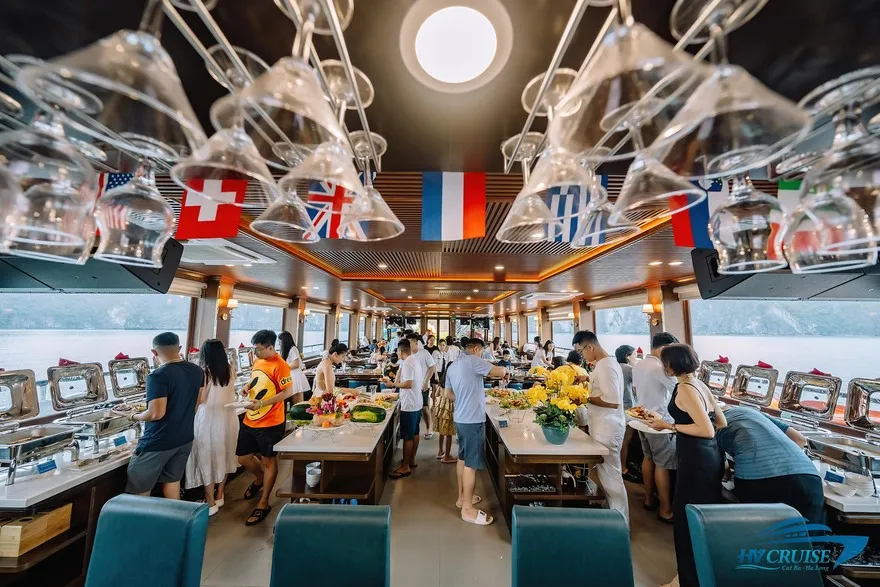 Khu vực phòng ăn trên du thuyền