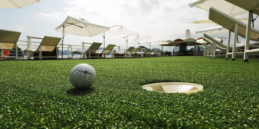 Du thuyền Starlight 4 Sân golf mini trên tầng thượng du thuyền starlight Cruise