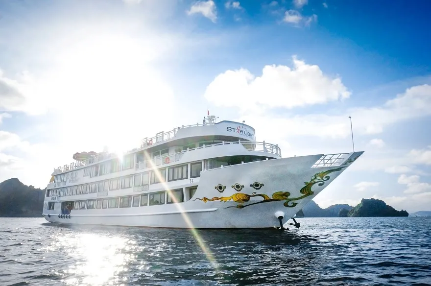 Du thuyền Starlight 2 Starlight Cruise có thiết kế 4 tầng đồ sộ