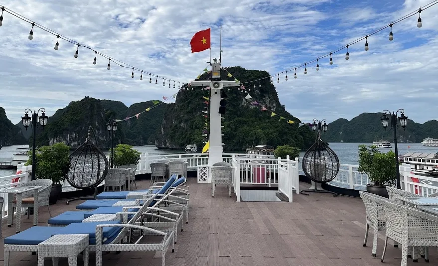 Du thuyền Hermes 3 Sundeck rộng với tầm nhìn Panaroma giúp du khách quan sát toàn bộ Vịnh Hạ Long