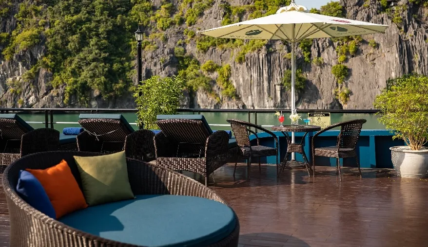 Du thuyền Rosy 4 Sundeck trên du thuyền Rosy là nơi lý tưởng để du khách tắm nắng hay đọc báo