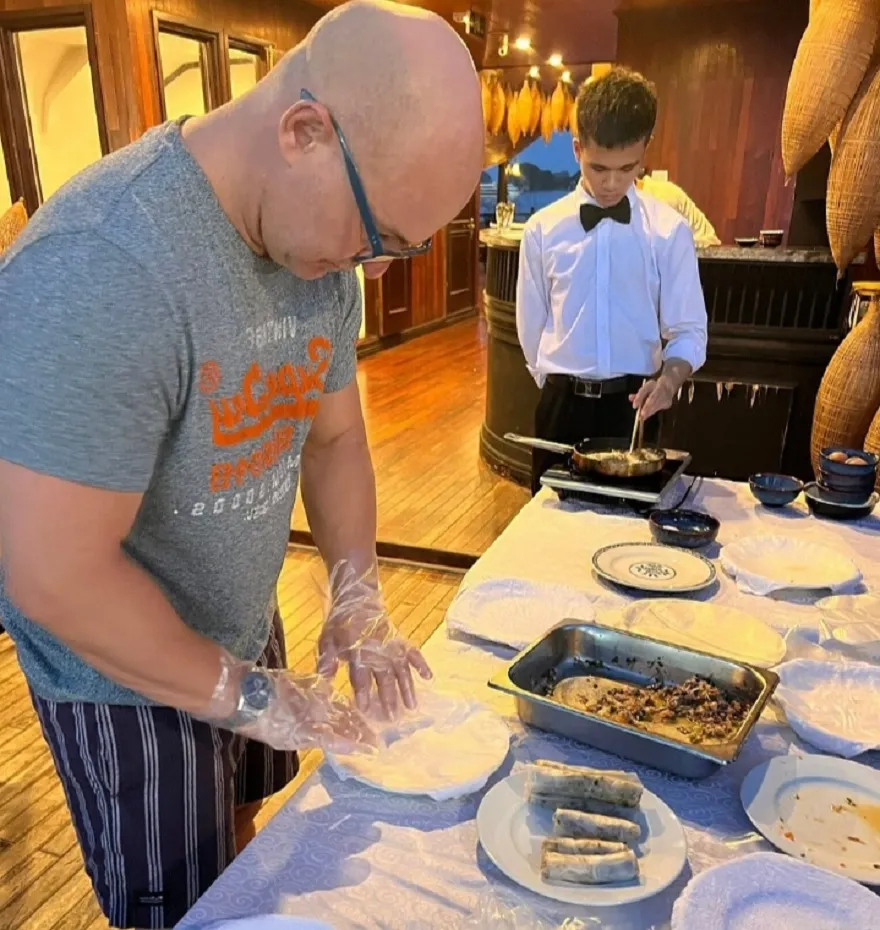 Du thuyền Sena 3 Tham gia lớp học nấu ăn là một hoạt động thú vị trên du thuyền Sena Cruise