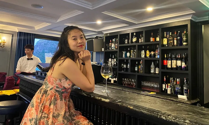 Du thuyền Rosy 6 The Panoramic Bar trên Rosy Cruise