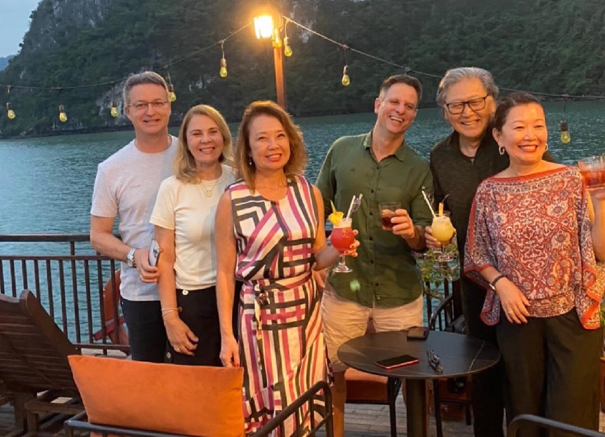 Du thuyền Sena 5 Trải nghiệm đồ uống trên du thuyền Sena vào buổi chiều tối