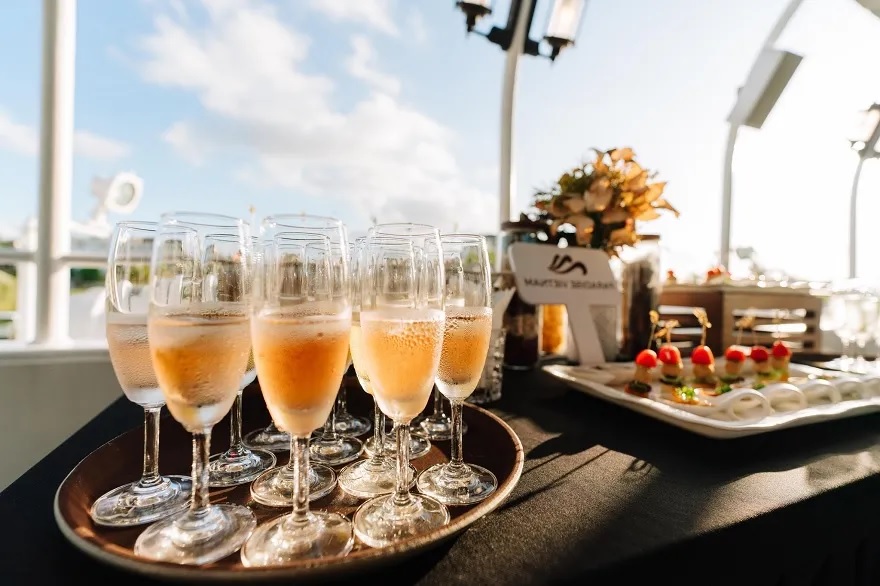 Tiệc tiệc canapé nhẹ nhàng với đồ uống chào mừng khi du khách lên du thuyền Paradise Delight