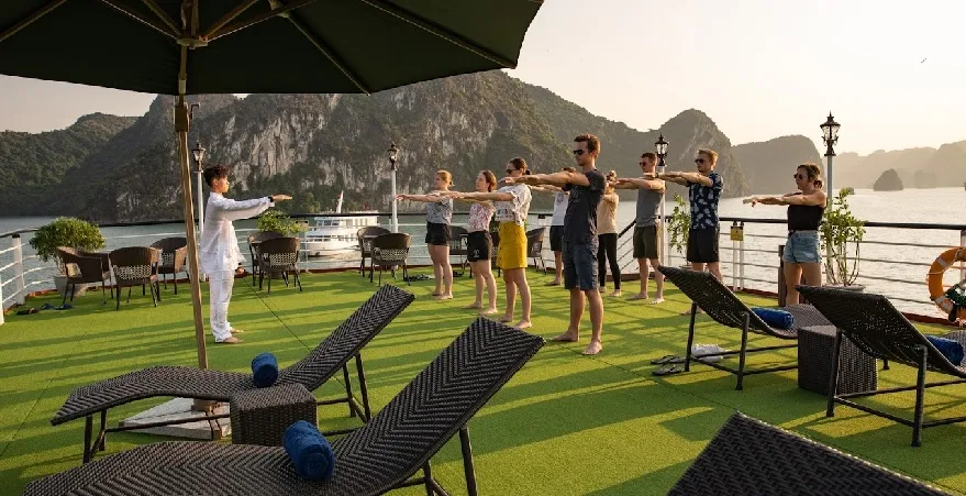 Du thuyền Doris 4 Trải nghiệm bài tập thái cực quyền vào buổi sáng là một trong những hoạt động thú vị trên du thuyền Doris