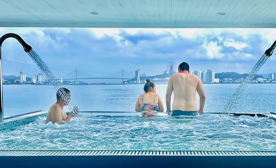 Trải nghiệm bề sục và ngắm nhin Vịnh Hạ Long từ trên du thuyền Vdream Cruise