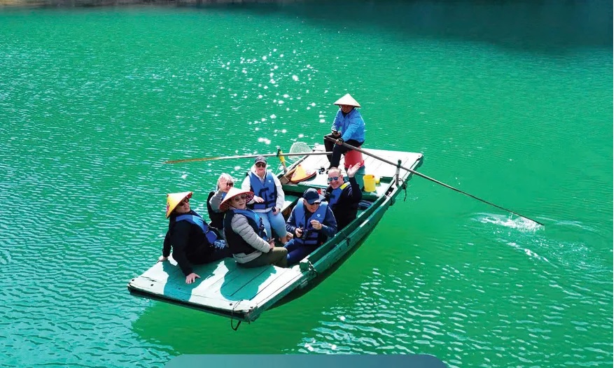 Trải nghiệm thuyền nan trong trong tour