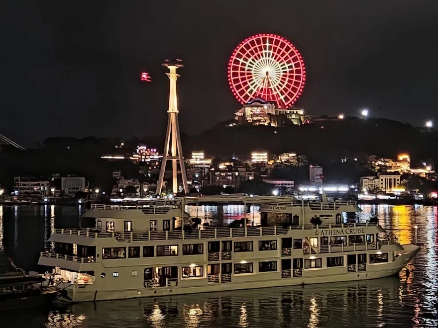 Trải nghiệm tour ăn tối vầ ngắm thành phố và Vịnh Hạ Long về đêm là một lựa chọn thú vị đối với Sea Octopus