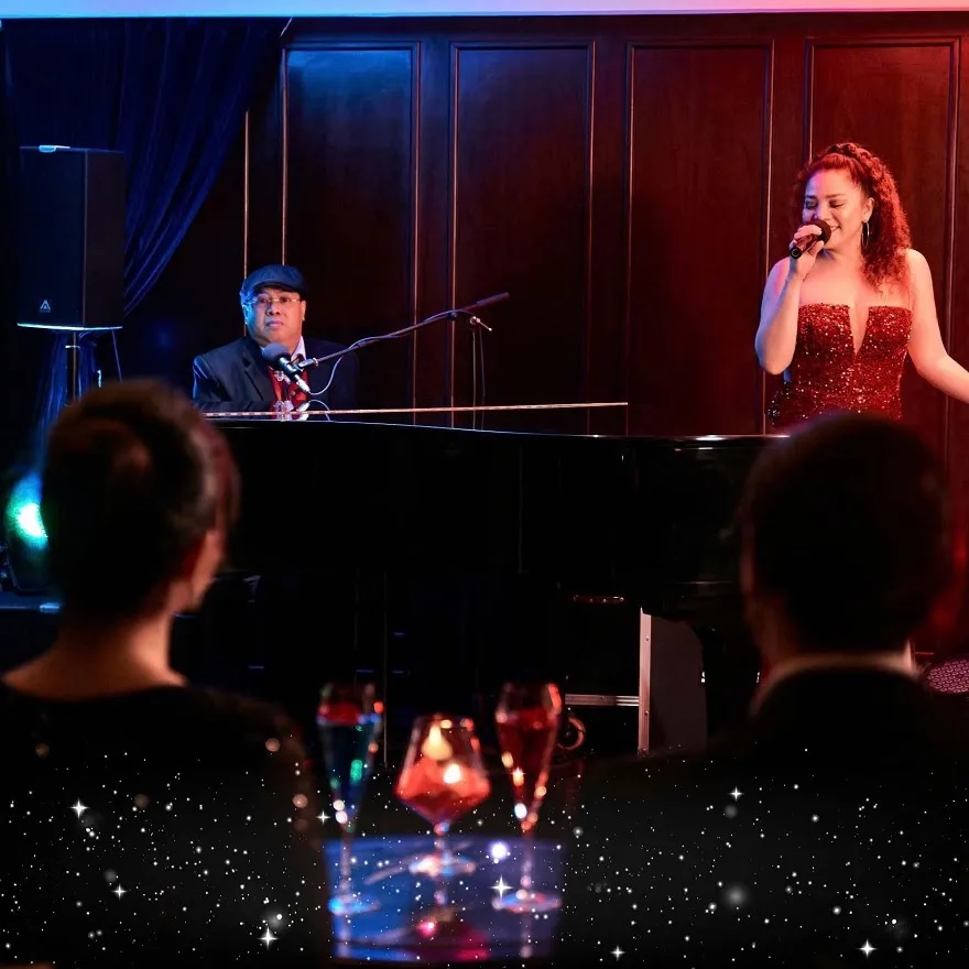 Trình diễn đàn violin réo rắt hay những phím dương cầm du dương cũng là một trong những tiết mục đang chú ý khi tham gia du thuyền Paradise Delight