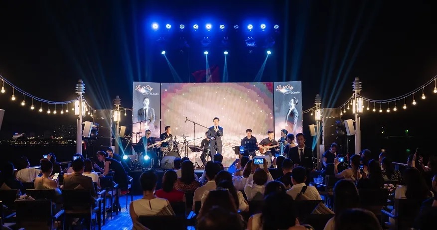 Trình diễn nhạc sống là một trong những tiết mục thú vị nhất khi tham gia du thuyền Paradise Delight