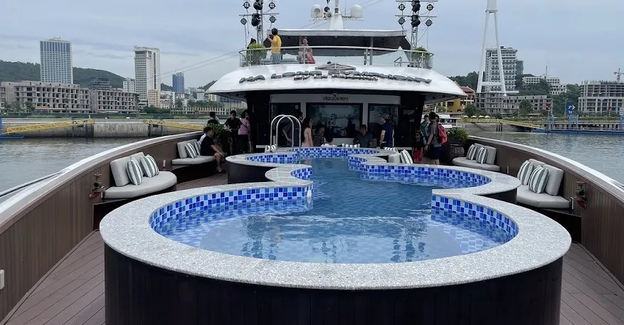 bể sục Jacuzzi trên du thuyền Symphony