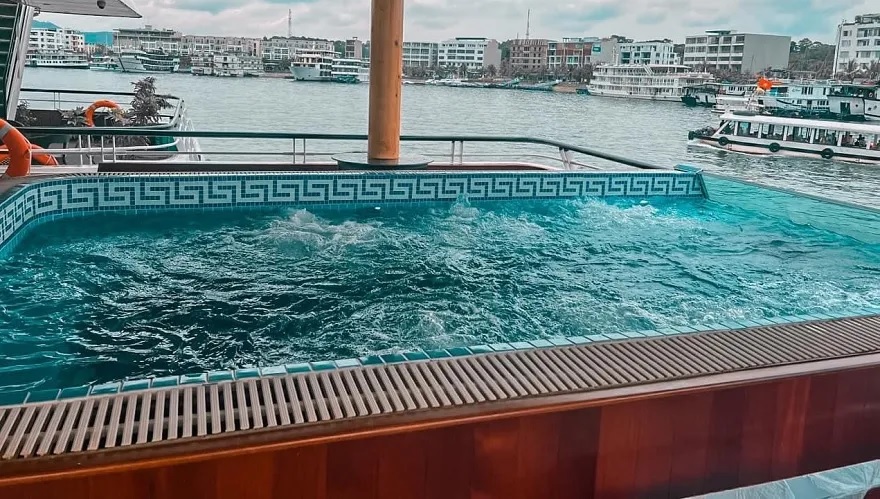 Bể sục jacuzzi trên Du thuyền Stella Maris