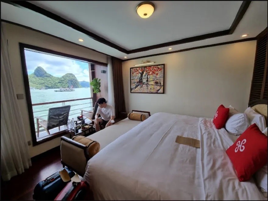 Các cabin tại Heritage Bình Chuẩn đều co ban công riêng và cửa số hướng ra Vịnh Kỳ Quan