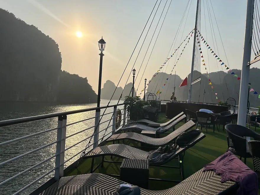 Khu vực Sundeck trên du thuyền Lacasta daily cruise