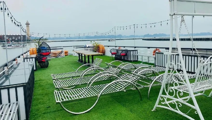 Khu vực Sundeck trên du thuyền hồ thiên 99