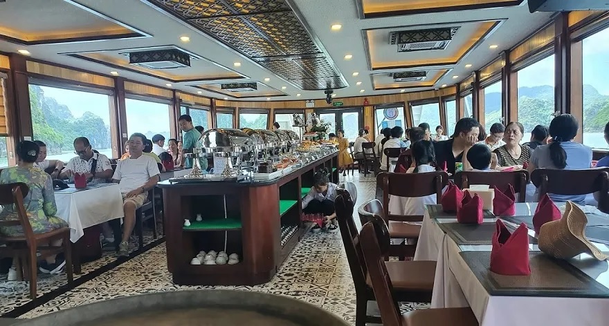 Khu vực nhà hàng Du thuyền Stella Maris được thiết kế rộng rãi