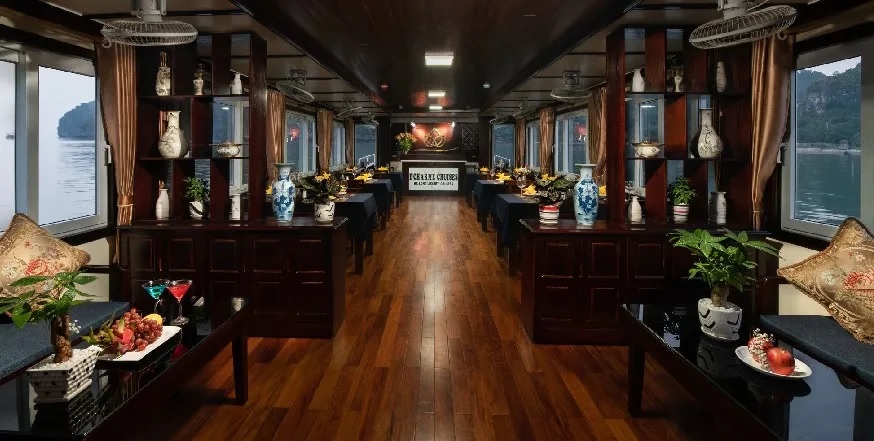 Khu vực nhà hàng của Du thuyền Dcharme Cruise