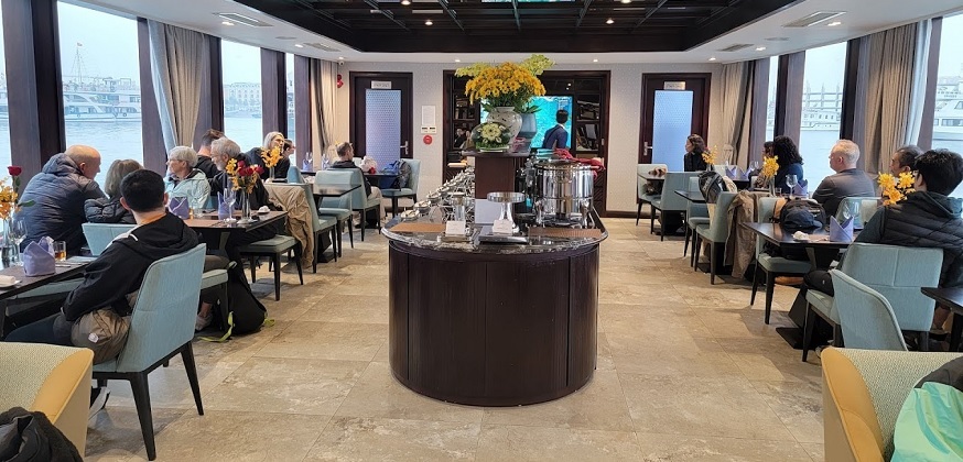 Khu vực nhà hàng trên du thuyền Jade Sails