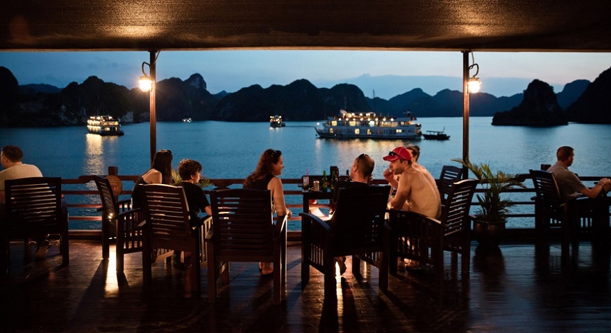 Khu vực quầy Bar ngoài trời trên du thuyền Pelican Cruise
