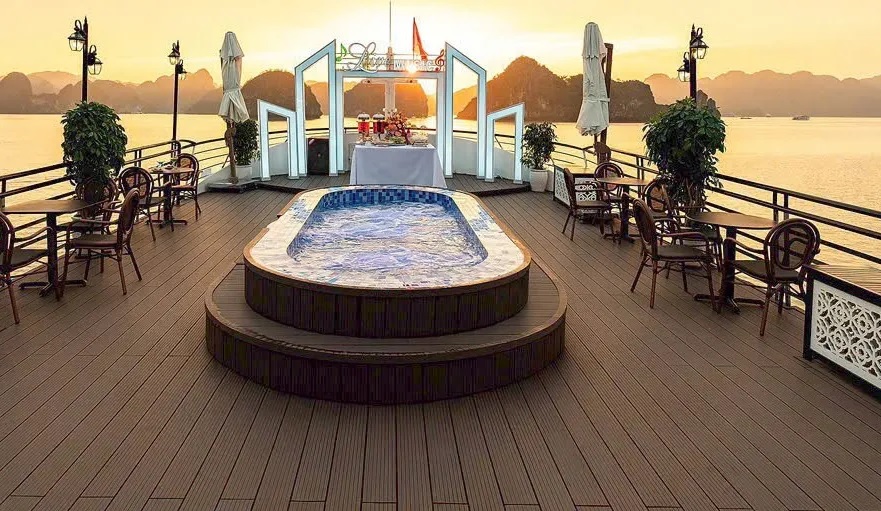 Sundeck rộng rãi và bể sục trên du thuyền Olympus Luxury Cruise