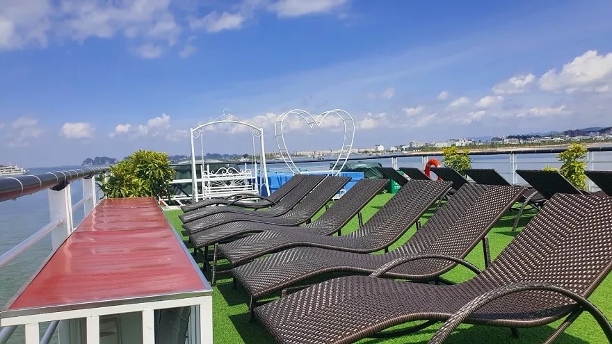 Sunđeck rộng rãi với nhiều ghế tắm nắng