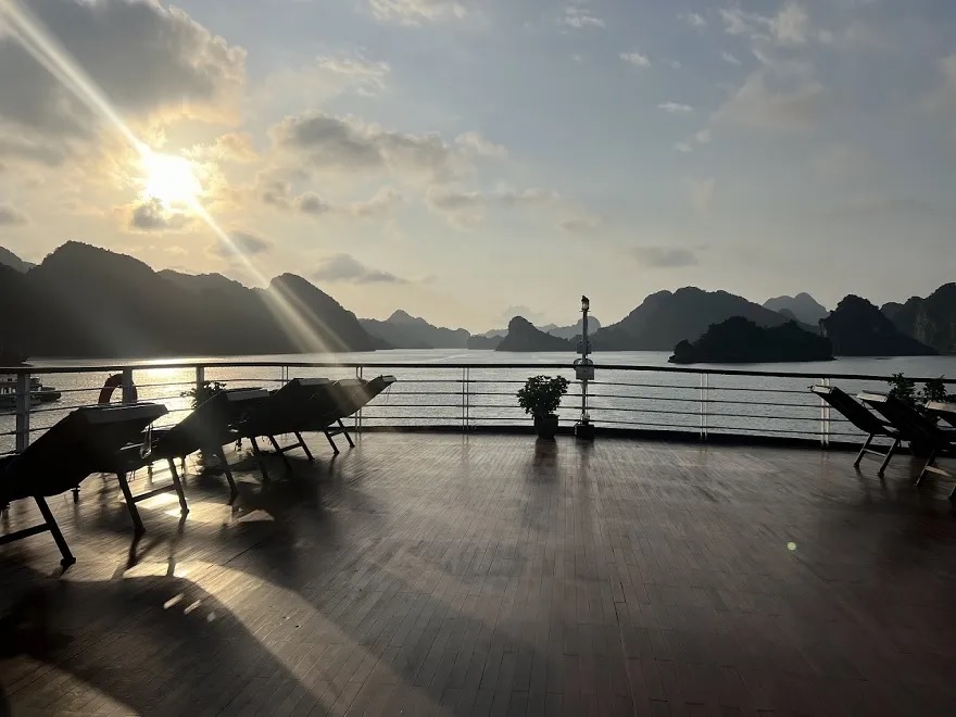 Sundeck trên Orchid Classic Cruise nơi du khách có thể thoải mái tắm nắng
