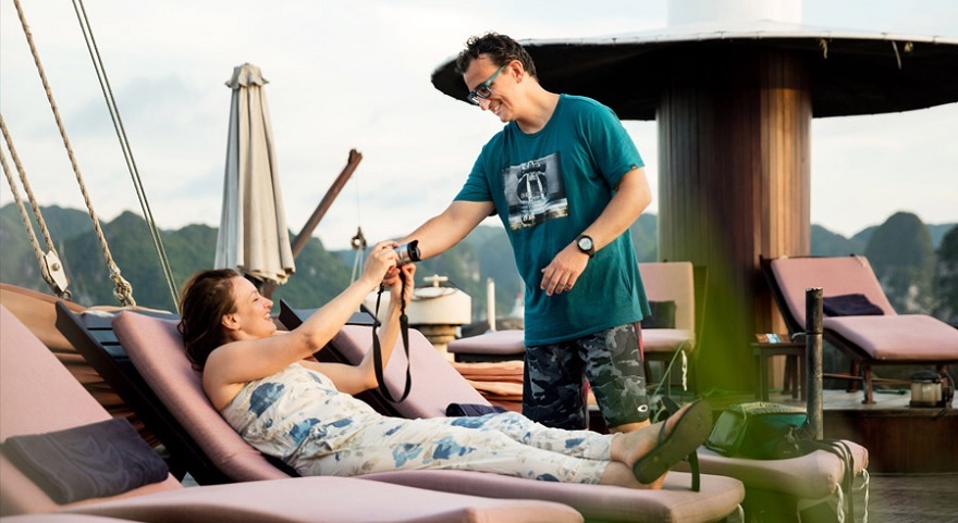 Sundeck với tầm view 360 giúp du khách có thể ngắm nhìn VỊnh Hạ Long ở mọi góc độ