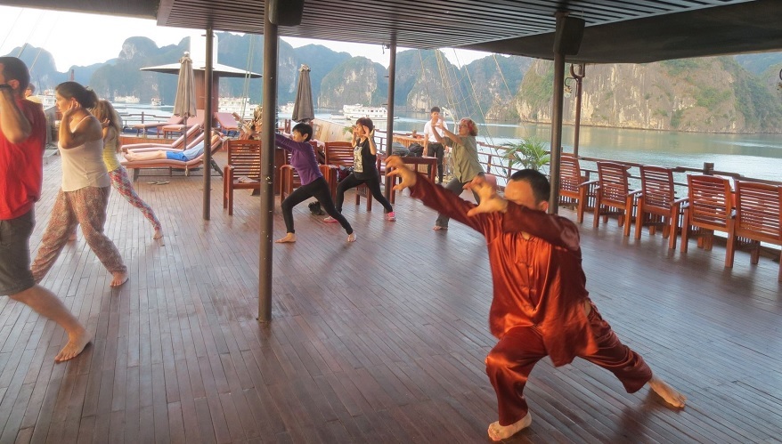 Tập thái cực quyền vào buổi sáng sớm trên du thuyền Pelican Glory