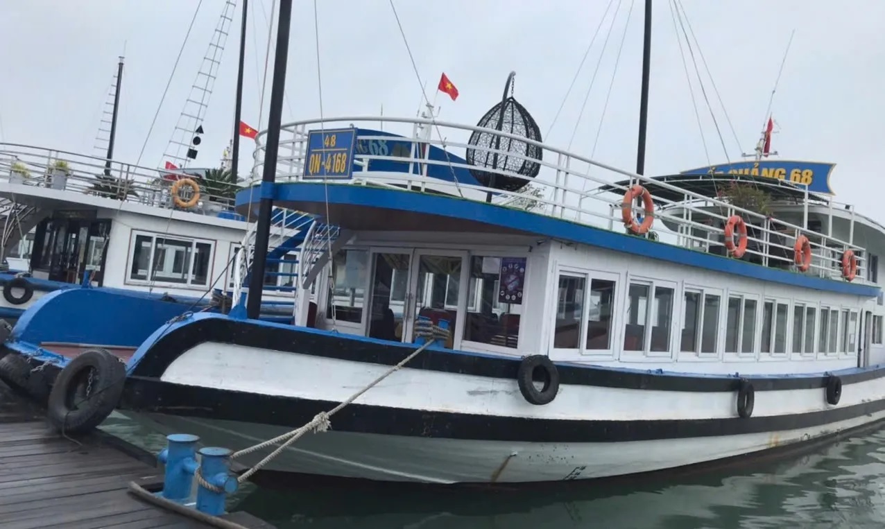 Tàu thăm Vịnh Hạ Long 48 chỗ