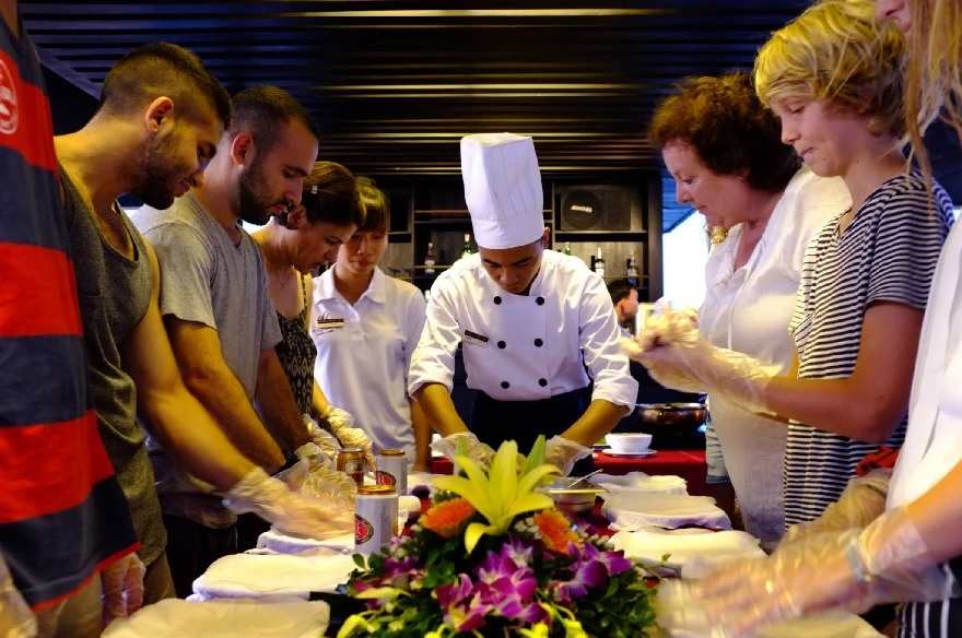 Tham gia lớp học nấu ăn là một hoạt động thú vị trên du thuyền Pelican Glory