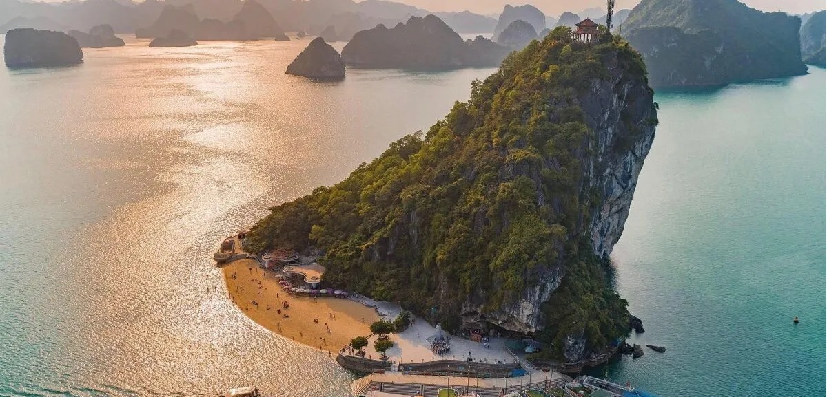 Đảo Titov là nỏi du khách có thể vừa tắm biển và trải nghiệm leo núi để ngắm toàn bộ VỊnh Hạ Long trong lịch trình tour 6 tiếng