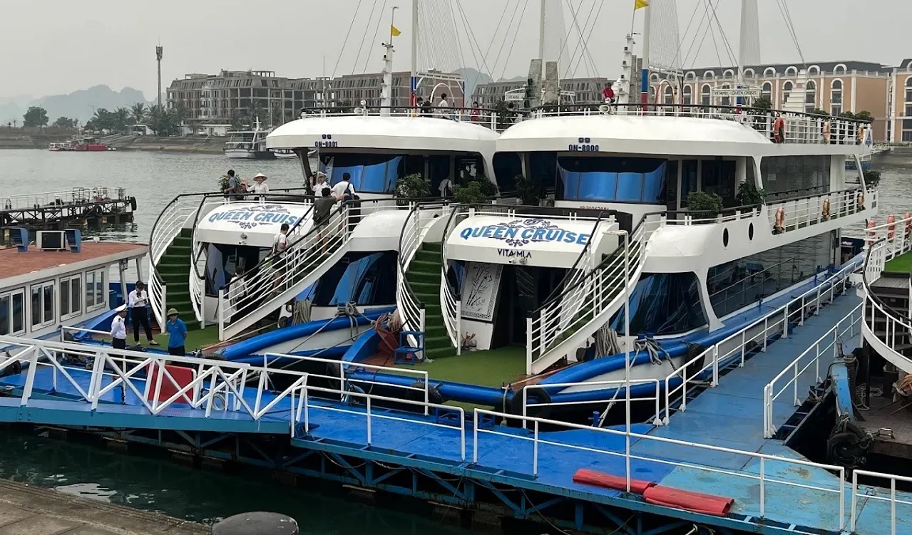 Du thuyền Queen Cruises