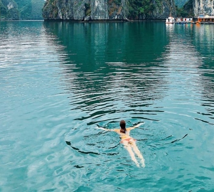 Tắm biển tại Vịnh Hạ Long