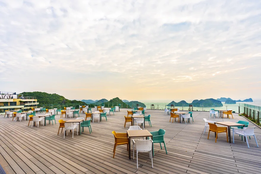 Nhà hàng ngoài trời trên tầng thượng nhìn ra vịnh tại Flamingo Cát Bà Beach Resort 5 Sao