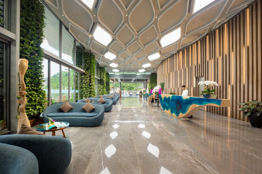 Sảnh chờ khách sạn sang trọng với thiết kế hiện đại tại Flamingo Cát Bà Beach Resort 5 Sao