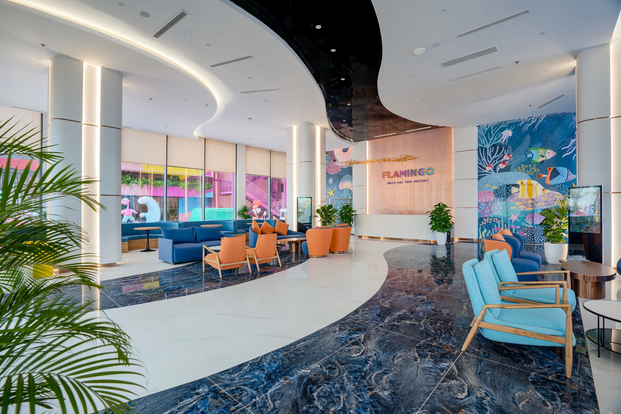 Không gian đại sảnh sang trọng với trần lượn sóng và hệ thống ánh sáng nghệ thuật tại Flamingo Ibiza Hải Tiến Resort