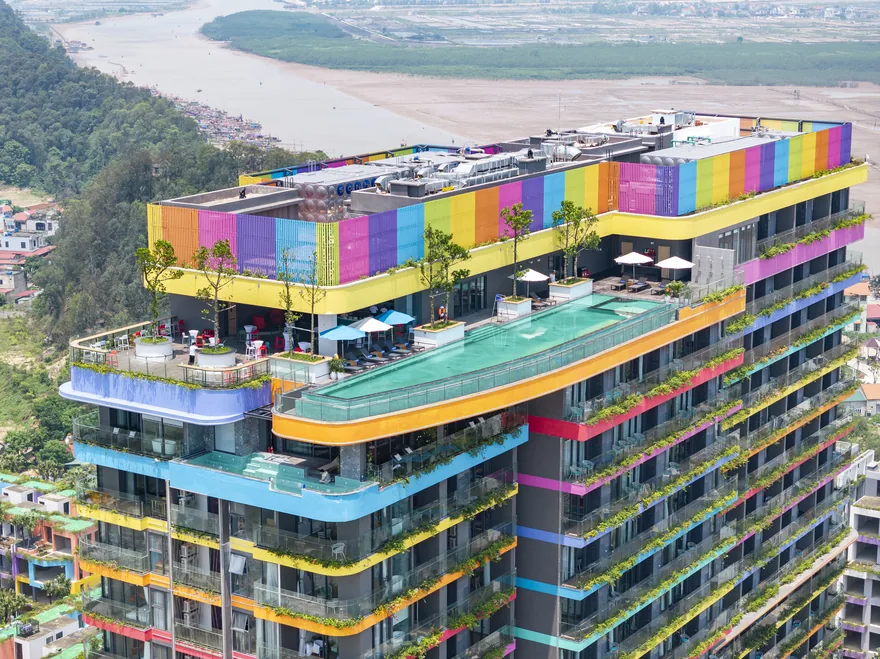 Bể bơi vô cực trên cao với tầm nhìn khoáng đạt ôm trọn biển trời Hải Tiến