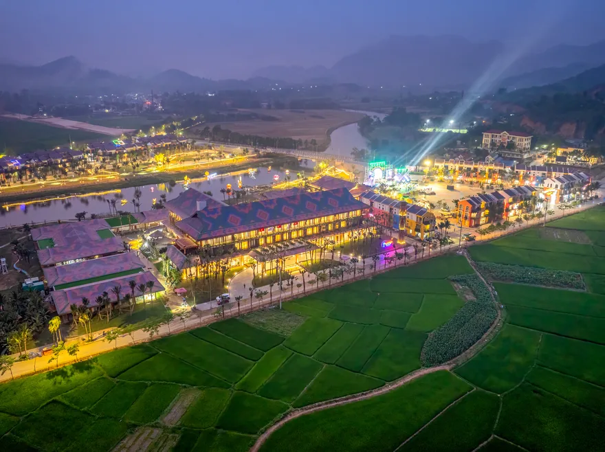 Flycam toàn cảnh khu nghỉ dưỡng lung linh giữa cánh đồng tại Flamingo Tân Trào Resort 5 Sao
