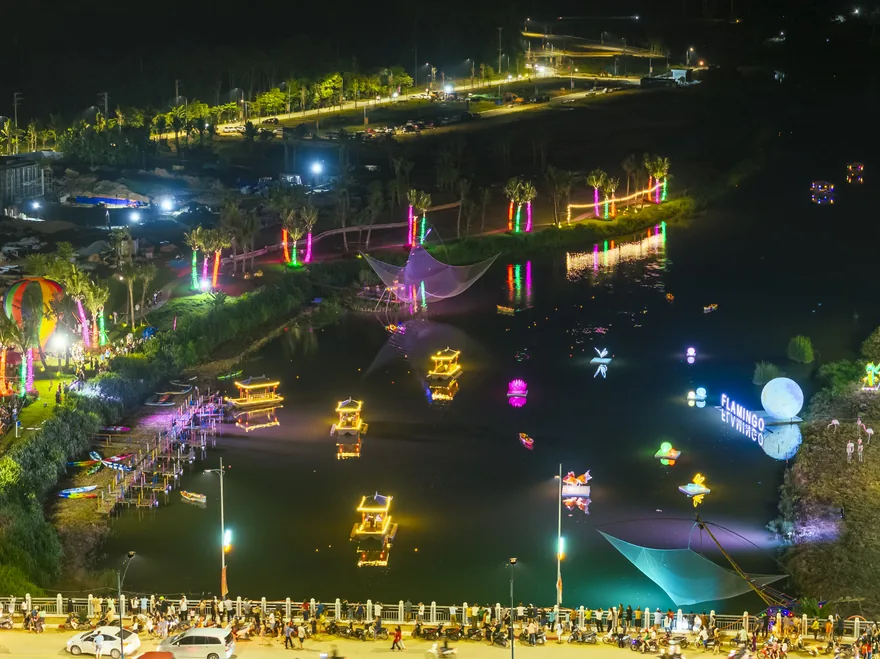Khu vui chơi giải trí về đêm tại LALA TOWN tại Flamingo Tân Trào Resort 5 Sao