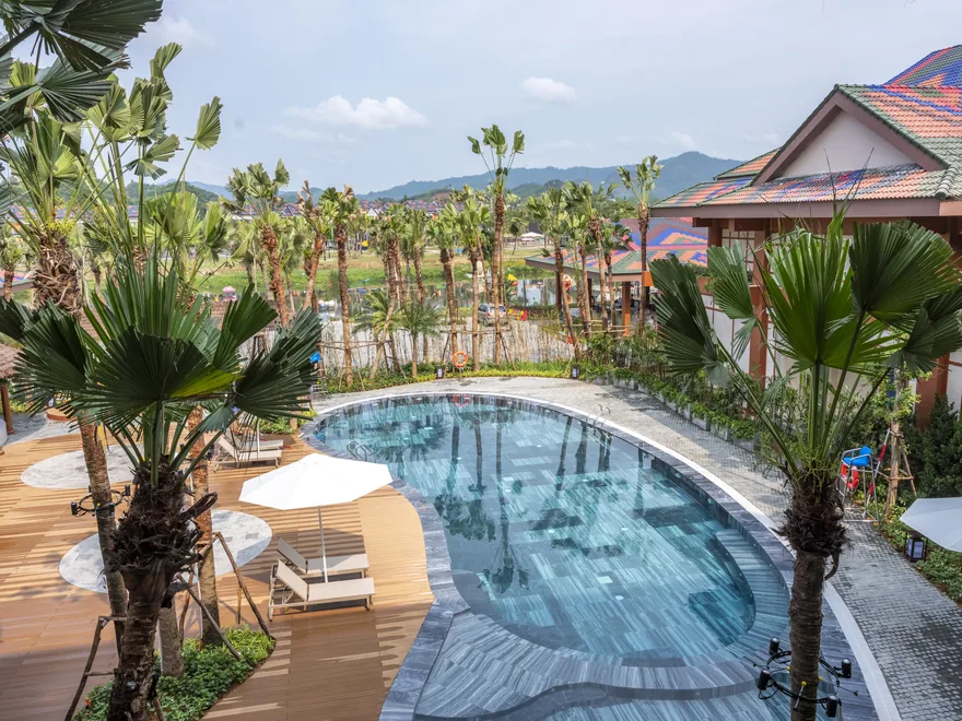 Hồ bơi ngoài trời với hàng cọ xanh mát tại Flamingo Tân Trào Resort 5 Sao