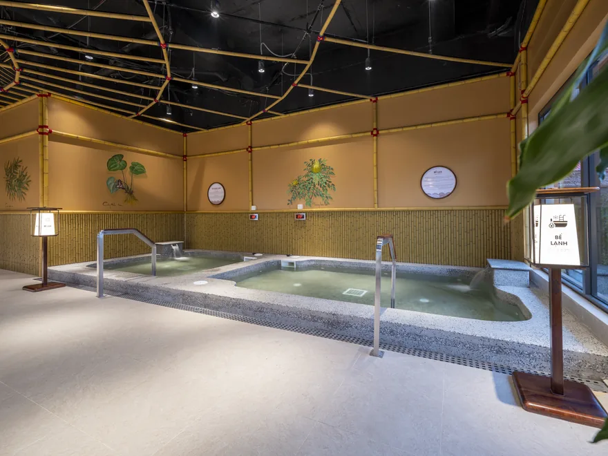Khu vực hồ ngâm khoáng nóng trong không gian spa tại Flamingo Tân Trào Resort 5 Sao