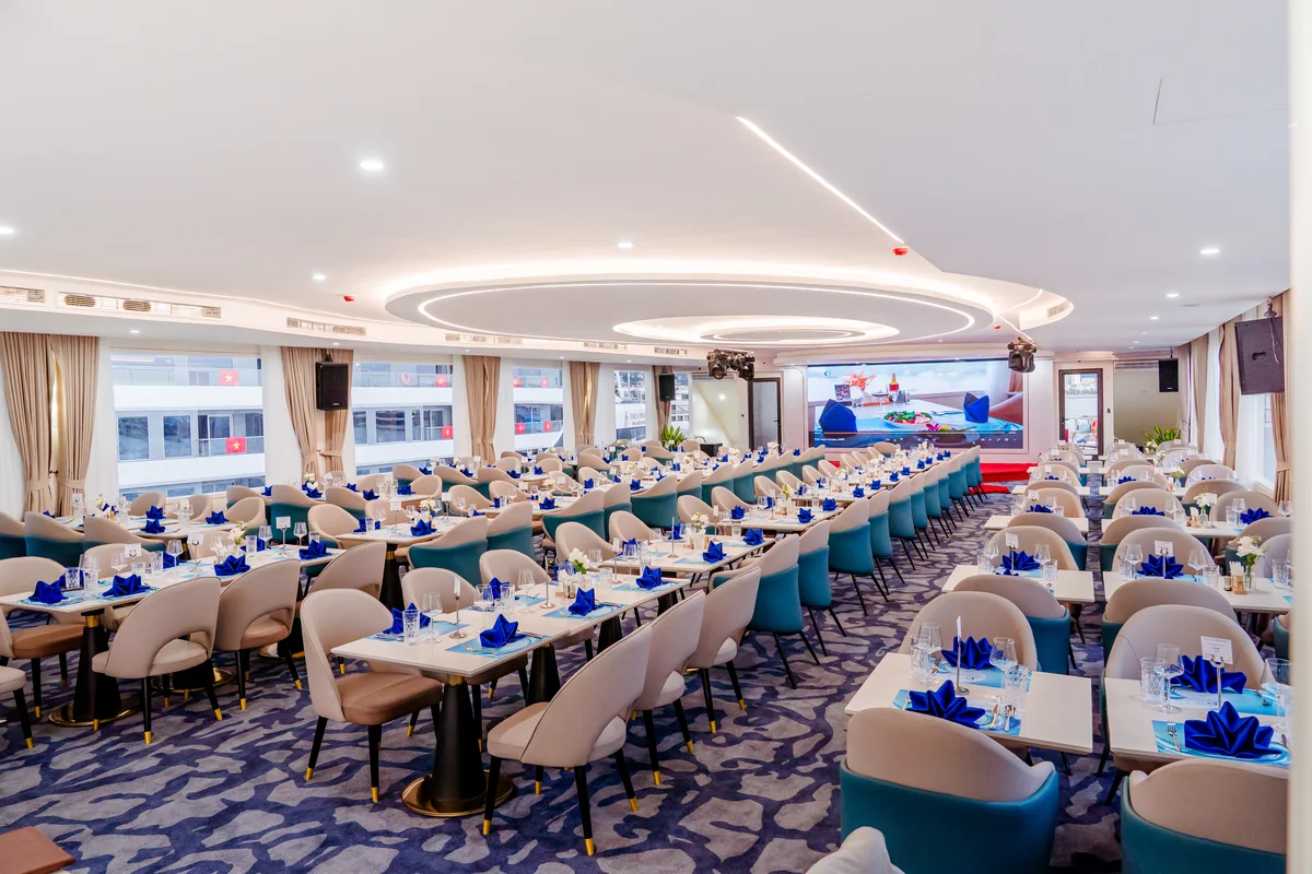 Đại tiệc Buffet hải sản Hạ Long thượng hạng Icon Premium Lunch Buffet hải sản tươi sống chất lượng 5 sao phục vụ trong hải trình khám phá Vịnh Hạ Long