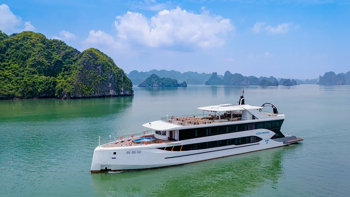 Icon Cruise rực rỡ trong hải trình Tiệc Tối & Đêm Hội Ánh Sáng Siêu du thuyền Icon Cruise biến hóa thành tác phẩm nghệ thuật ánh sáng lung linh về đêm trên Vịnh Hạ Long