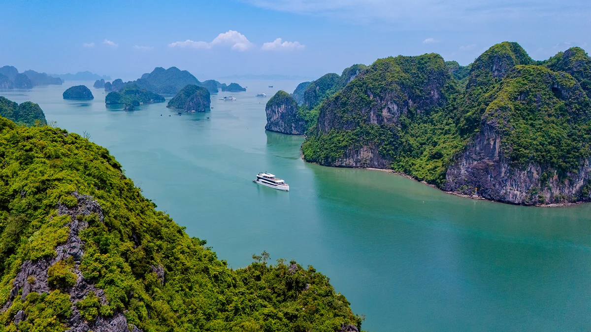 Nhà hàng ẩm thực 5 sao không gian LED viễn tưởng Icon Cruise Nhà hàng Icon Cruise với hệ thống kính cong tràn viền panorama và đèn LED vòm hiện đại