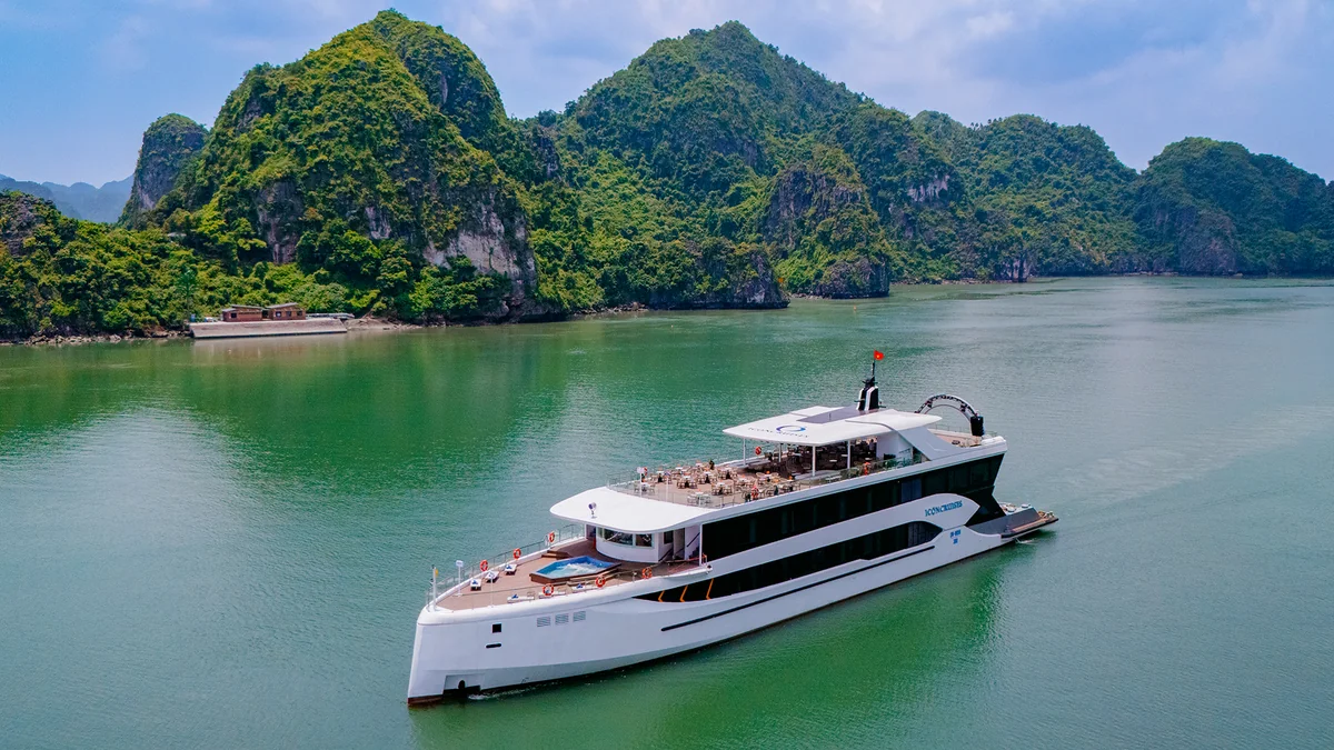 Boong thượng Sundeck và bộ đôi bể bơi Jacuzzi ngoài trời Icon Cruise Bộ đôi bể bơi Jacuzzi nước sục ngoài trời tại mũi và đuôi tàu siêu du thuyền Icon Cruise