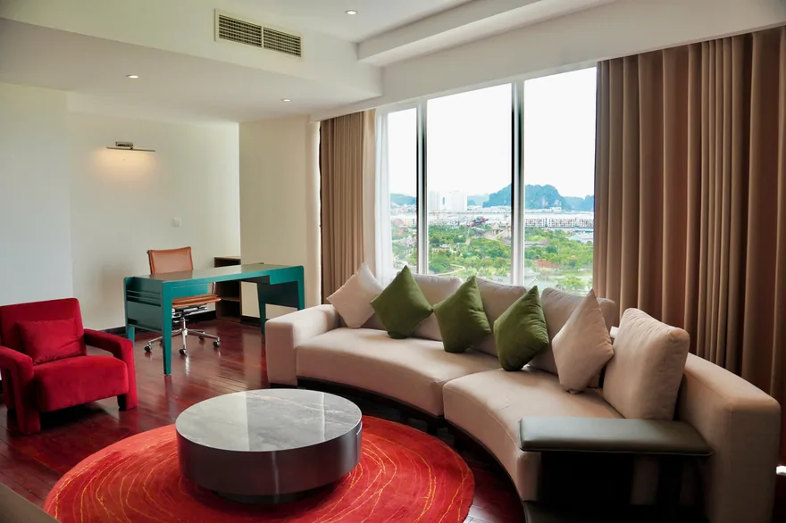 Không gian phòng khách căn hộ Executive Suite sang trọng với cửa kính Panorama đón trọn ánh sáng và tầm nhìn kỳ quan.