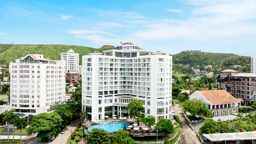 Tòa tháp khách sạn 5 sao Novotel Hạ Long vươn mình kiêu hãnh bên bờ vịnh kỳ quan di sản thế giới.