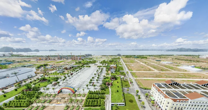 Tầm nhìn khoáng đạt hướng trọn đại dương và bãi cát trắng mịn Bãi Cháy ngay trước khuôn viên khách sạn.
